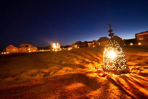 Nattemørket senker seg over teltene i Sahara.